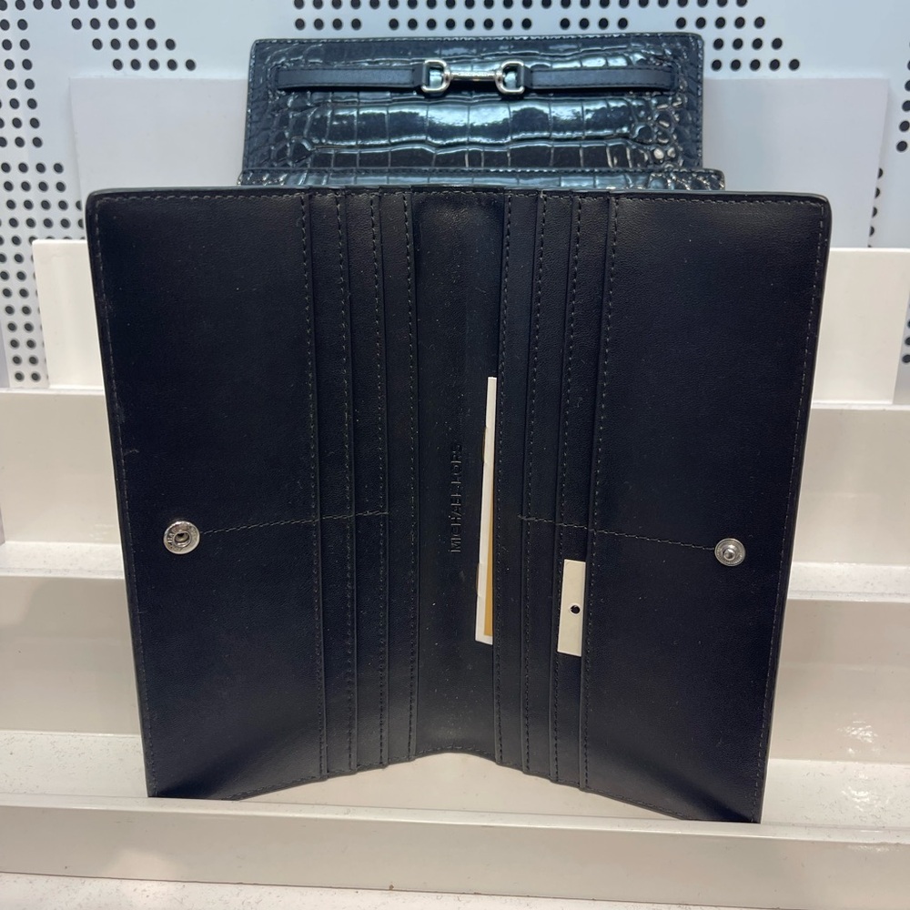 MICHAEL KORS Carson Large Snap Patent Crocodile Embossed Bifold Wallet
Black
NWT - Picture 10 of 16